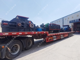 1200*1200雙齒輥破碎機，兩臺900*900軌道移動雙齒輥破碎機發(fā)往云南